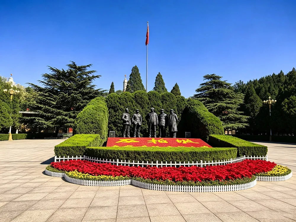 西柏坡五大书记铜像广场，松柏绿植花坛，晴朗蓝天红色教育基地实景