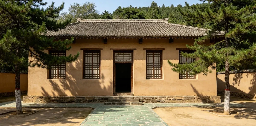 西柏坡群众路线红色教育实景 深入挖掘西柏坡群众路线精神的历史底蕴与核心内涵,结合新时代基层治理与为民服务工作要求,详解西柏坡红色教育、干部培训助力党员干部厚植为民情怀、践行初心使命的实践路径。